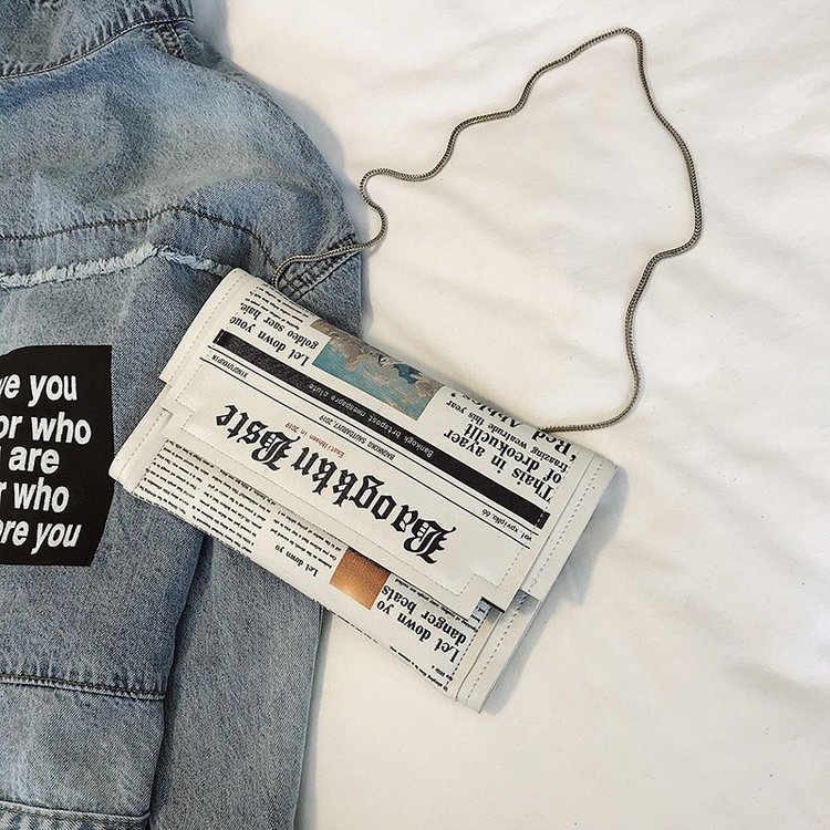 Newspapers modeling day clutch - Flap Bag Envelope avis et prix