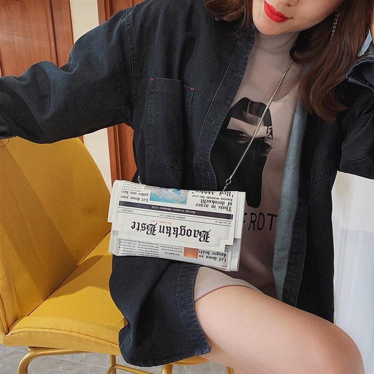 Newspapers modeling day clutch - Flap Bag Envelope avis et prix